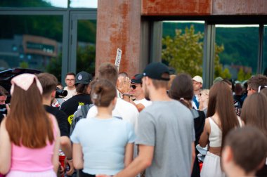 Lviv, Ukrayna - 07.07.2024: PopKorn Otomobil Festivali 3.0. Araba akortları ve duruş festivali. Alçaktan giden arabalar.
