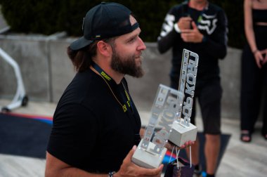 Lviv, Ukrayna - 07.07.2024: PopKorn Otomobil Festivali 3.0. Araba akortları ve duruş festivali. Alçaktan giden arabalar.