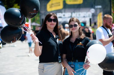 Lviv, Ukrayna - 07.07.2024: PopKorn Otomobil Festivali 3.0. Araba akortları ve duruş festivali. Alçaktan giden arabalar.