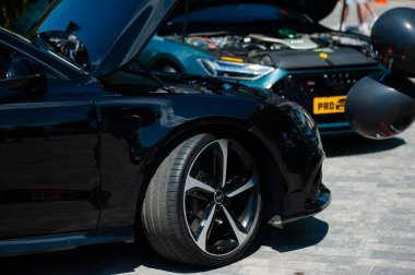 Lviv, Ukrayna - 07.07.2024: PopKorn Otomobil Festivali 3.0. Araba akortları ve duruş festivali. Alçaktan giden arabalar.