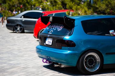 Lviv, Ukrayna - 07.07.2024: PopKorn Otomobil Festivali 3.0. Araba akortları ve duruş festivali. Alçaktan giden arabalar.