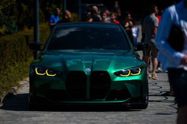 Lviv, Ukrayna - 07.07.2024: PopKorn Otomobil Festivali 3.0. Araba akortları ve duruş festivali. Alçaktan giden arabalar.