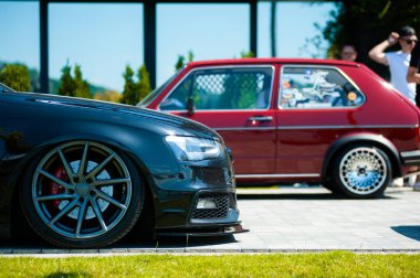 Lviv, Ukrayna - 07.07.2024: PopKorn Otomobil Festivali 3.0. Araba akortları ve duruş festivali. Alçaktan giden arabalar.