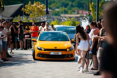 Lviv, Ukrayna - 07.07.2024: PopKorn Otomobil Festivali 3.0. Araba akortları ve duruş festivali. Alçaktan giden arabalar.