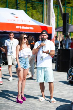 Lviv, Ukrayna - 07.07.2024: PopKorn Otomobil Festivali 3.0. Araba akortları ve duruş festivali. Alçaktan giden arabalar.