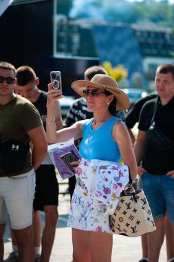 Lviv, Ukrayna - 07.07.2024: PopKorn Otomobil Festivali 3.0. Araba akortları ve duruş festivali. Alçaktan giden arabalar.
