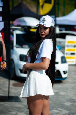 Lviv, Ukrayna - 07.07.2024: PopKorn Otomobil Festivali 3.0. Araba akortları ve duruş festivali. Alçaktan giden arabalar.