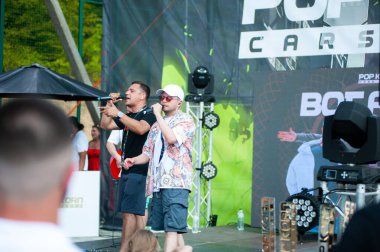 Lviv, Ukrayna - 07.07.2024: PopKorn Otomobil Festivali 3.0. Araba akortları ve duruş festivali. Alçaktan giden arabalar.