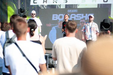 Lviv, Ukrayna - 07.07.2024: PopKorn Otomobil Festivali 3.0. Araba akortları ve duruş festivali. Alçaktan giden arabalar.