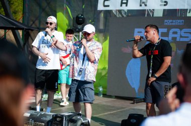 Lviv, Ukrayna - 07.07.2024: PopKorn Otomobil Festivali 3.0. Araba akortları ve duruş festivali. Alçaktan giden arabalar.