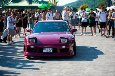 Lviv, Ukrayna - 07.07.2024: PopKorn Otomobil Festivali 3.0. Araba akortları ve duruş festivali. Alçaktan giden arabalar.