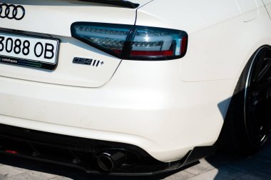 Lviv, Ukrayna - 07.07.2024: PopKorn Otomobil Festivali 3.0. Araba akortları ve duruş festivali. Alçaktan giden arabalar.