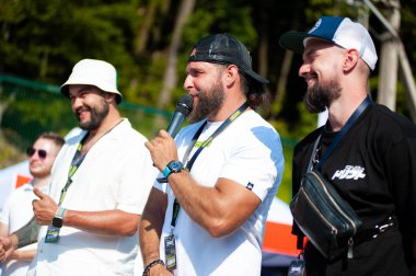 Lviv, Ukrayna - 07.07.2024: PopKorn Otomobil Festivali 3.0. Araba akortları ve duruş festivali. Alçaktan giden arabalar.