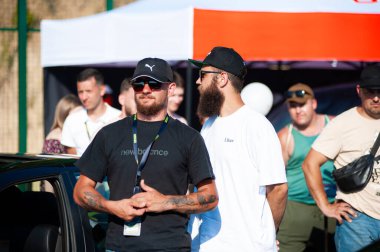 Lviv, Ukrayna - 07.07.2024: PopKorn Otomobil Festivali 3.0. Araba akortları ve duruş festivali. Alçaktan giden arabalar.