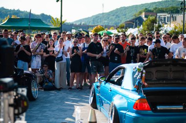 Lviv, Ukrayna - 07.07.2024: PopKorn Otomobil Festivali 3.0. Araba akortları ve duruş festivali. Alçaktan giden arabalar.