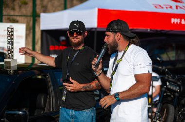 Lviv, Ukrayna - 07.07.2024: PopKorn Otomobil Festivali 3.0. Araba akortları ve duruş festivali. Alçaktan giden arabalar.
