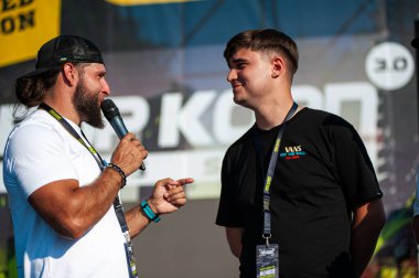 Lviv, Ukrayna - 07.07.2024: PopKorn Otomobil Festivali 3.0. Araba akortları ve duruş festivali. Alçaktan giden arabalar.