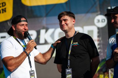 Lviv, Ukrayna - 07.07.2024: PopKorn Otomobil Festivali 3.0. Araba akortları ve duruş festivali. Alçaktan giden arabalar.