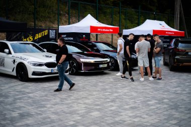 Lviv, Ukrayna - 07.07.2024: PopKorn Otomobil Festivali 3.0. Araba akortları ve duruş festivali. Alçaktan giden arabalar.