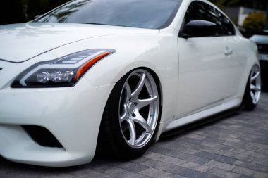 Lviv, Ukrayna - 07.07.2024: PopKorn Otomobil Festivali 3.0. Araba akortları ve duruş festivali. Alçaktan giden arabalar.