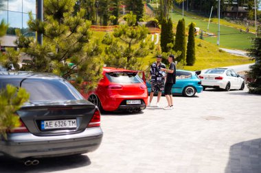 Lviv, Ukrayna - 07.07.2024: PopKorn Otomobil Festivali 3.0. Araba akortları ve duruş festivali. Alçaktan giden arabalar.