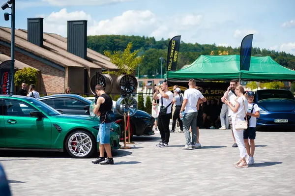 Lviv, Ukrayna - 07.07.2024: PopKorn Otomobil Festivali 3.0. Araba akortları ve duruş festivali. Alçaktan giden arabalar.