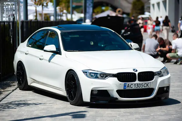 Lviv, Ukrayna - 07.07.2024: PopKorn Otomobil Festivali 3.0. Araba akortları ve duruş festivali. Alçaktan giden arabalar.