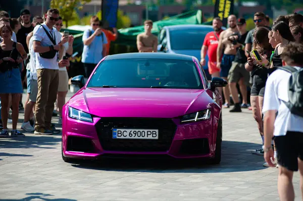 Lviv, Ukrayna - 07.07.2024: PopKorn Otomobil Festivali 3.0. Araba akortları ve duruş festivali. Alçaktan giden arabalar.