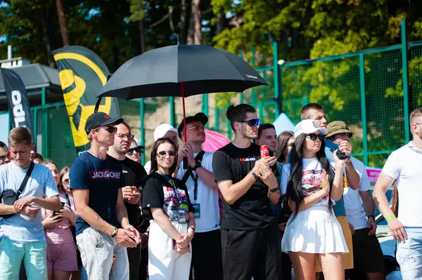 Lviv, Ukrayna - 07.07.2024: PopKorn Otomobil Festivali 3.0. Araba akortları ve duruş festivali. Alçaktan giden arabalar.