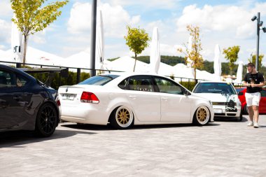 Lviv, Ukrayna - 07.07.2024: PopKorn Otomobil Festivali 3.0. Araba akortları ve duruş festivali. Alçaktan giden arabalar.