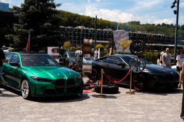 Lviv, Ukrayna - 07.07.2024: PopKorn Otomobil Festivali 3.0. Araba akortları ve duruş festivali. Alçaktan giden arabalar.