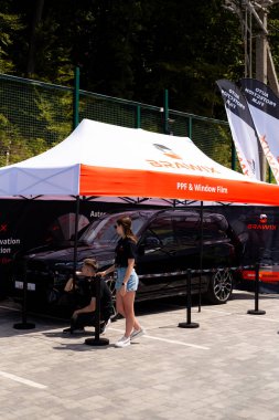 Lviv, Ukrayna - 07.07.2024: PopKorn Otomobil Festivali 3.0. Araba akortları ve duruş festivali. Alçaktan giden arabalar.
