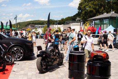 Lviv, Ukrayna - 07.07.2024: PopKorn Otomobil Festivali 3.0. Araba akortları ve duruş festivali. Alçaktan giden arabalar.