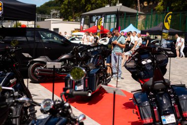 Lviv, Ukrayna - 07.07.2024: PopKorn Otomobil Festivali 3.0. Araba akortları ve duruş festivali. Alçaktan giden arabalar.