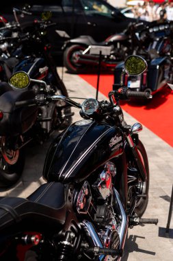 Lviv, Ukrayna - 07.07.2024: PopKorn Otomobil Festivali 3.0. Araba akortları ve duruş festivali. Alçaktan giden arabalar.