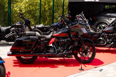 Lviv, Ukrayna - 07.07.2024: PopKorn Otomobil Festivali 3.0. Araba akortları ve duruş festivali. Alçaktan giden arabalar.