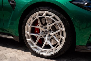 Lviv, Ukrayna - 07.07.2024: PopKorn Otomobil Festivali 3.0. Araba akortları ve duruş festivali. Alçaktan giden arabalar.