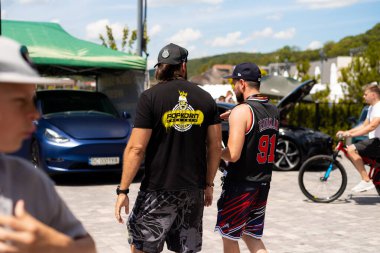 Lviv, Ukrayna - 07.07.2024: PopKorn Otomobil Festivali 3.0. Araba akortları ve duruş festivali. Alçaktan giden arabalar.