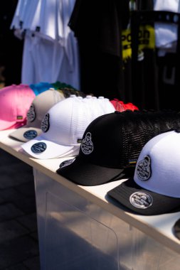 Lviv, Ukrayna - 07.07.2024: PopKorn Otomobil Festivali 3.0. Araba akortları ve duruş festivali. Alçaktan giden arabalar.