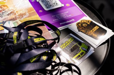 Lviv, Ukrayna - 07.07.2024: PopKorn Otomobil Festivali 3.0. Araba akortları ve duruş festivali. Alçaktan giden arabalar.