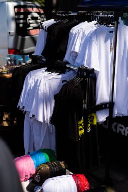 Lviv, Ukrayna - 07.07.2024: PopKorn Otomobil Festivali 3.0. Araba akortları ve duruş festivali. Alçaktan giden arabalar.