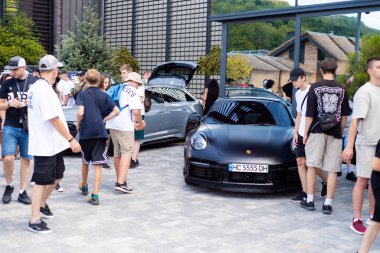 Lviv, Ukrayna - 07.07.2024: PopKorn Otomobil Festivali 3.0. Araba akortları ve duruş festivali. Alçaktan giden arabalar.