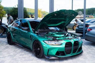 Lviv, Ukrayna - 07.07.2024: PopKorn Otomobil Festivali 3.0. Araba akortları ve duruş festivali. Alçaktan giden arabalar.