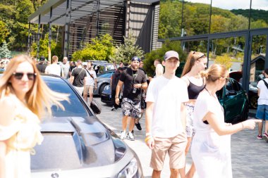 Lviv, Ukrayna - 07.07.2024: PopKorn Otomobil Festivali 3.0. Araba akortları ve duruş festivali. Alçaktan giden arabalar.