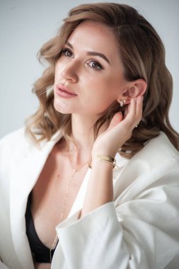 Beyaz ceketli güzel bir kadının portresi.