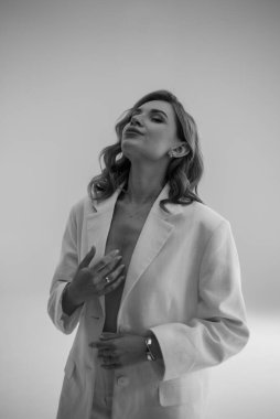 genç güzel kadın stüdyoda poz