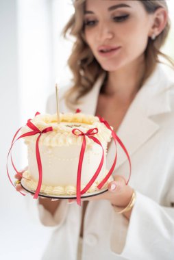 Genç, güzel bir gelin ve pasta.