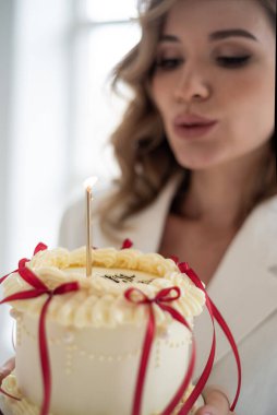 Pastayı tutan ve kameraya bakan güzel genç bir kadın.