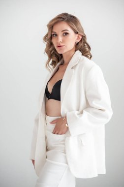 Beyaz ceketli çekici bir kadın.