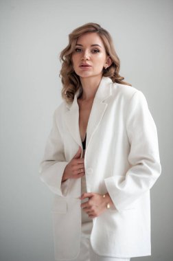 Stüdyoda genç bir kadın